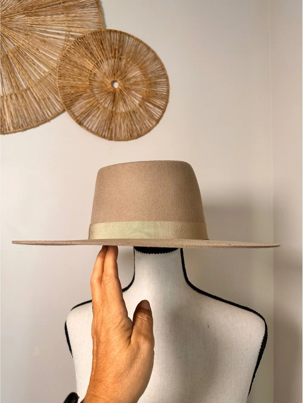 Shyanne women’s beige/khaki stiff-brim fedora hat